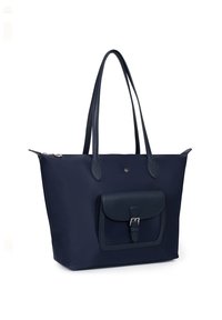 Granatowa torba na ramię o gładkiej teksturze, ze skórzanymi akcentami, dwiema długimi uchwytami oraz przednią kieszenią zabezpieczoną paskiem i metalowym zapięciem.