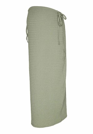 Jupe portefeuille texturée vert olive avec liens sur le côté, longueur genou, coupe droite et un motif côtelé subtil sur le tissu.