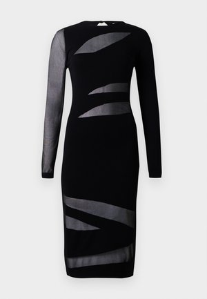 Dlouhá černá šaty s průhlednými panely a abstraktními šedými akcenty, s kulatým výstřihem a přiléhavým střihem. Materiál se zdá být elastický a hladký.