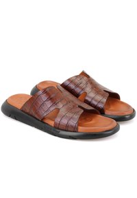 Bruine sandaaltjes met krokodillenafdruk, voorzien van een gevoerde tan binnenzool en zwarte rubberen buitenzool. Heeft twee brede gestreepte banden.