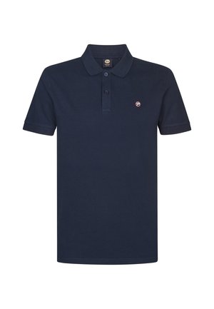 Polo azul marino de manga corta con dos botones y pequeño logo bordado en el pecho izquierdo.