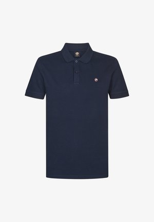 Polo azul marino de manga corta con dos botones y pequeño logo bordado en el pecho izquierdo.
