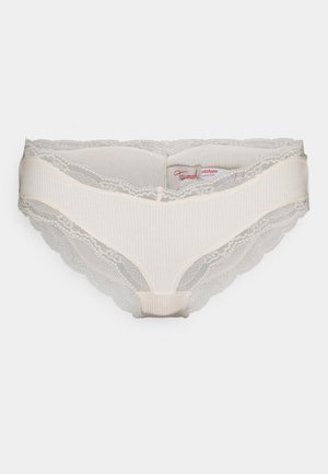 Béžové rebrované spodné prádlo s šedým čipkovaným lemom a volánovými okrajmi, s elastickým pásom. Nálepka viditeľná z vnútra.