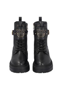 Stivali neri in pelle fino alla caviglia con suola spessa, dotati di accessori in oro, stringhe davanti, zip laterale e una fascia decorativa con emblema del logo.