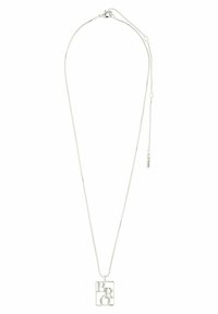Silverhalsband med en geometrisk pendel som har utskurna bokstäver "B" och "R" inuti en rektangulär ram. Delikat kedja med justerbart lås.