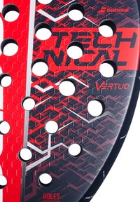 Babolat Padel-Schläger mit einer rot und schwarz gestreiften hexagonal strukturierten Oberfläche, die mehrere Löcher und eine auffällige "TECHNICAL VERTUO"-Beschriftung aufweist.