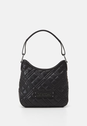 Bolso de mano de cuero negro acolchado con asa corta y placa de metal con el logo "Love Moschino" en la parte delantera.