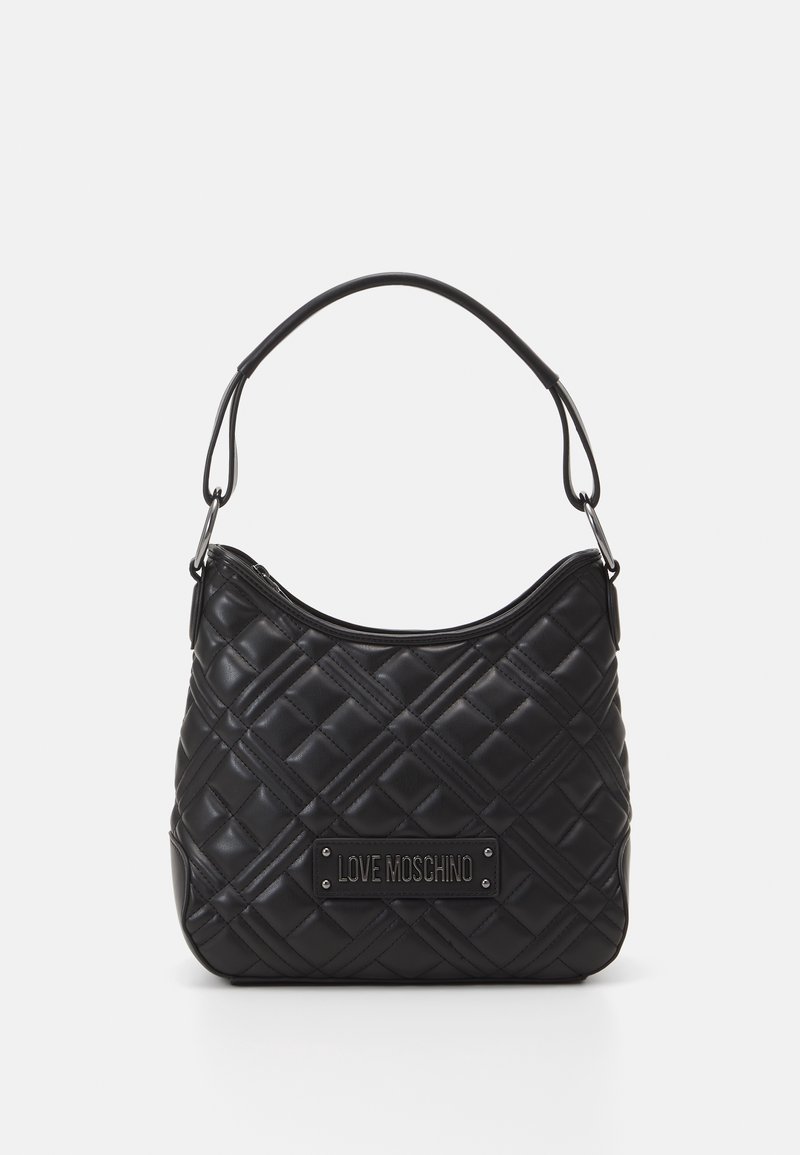 Sac à main en cuir matelassé noir avec poignée courte et plaque logo métallique "Love Moschino" à l'avant.