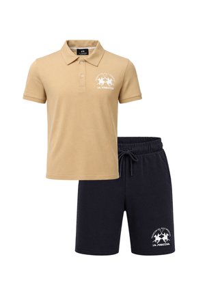 Polo beige a manica corta con logo e pantaloncini blu navy con coulisse e logo abbinato, completo casual due pezzi.