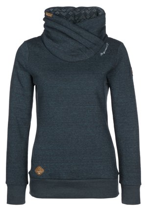 Sweat-shirt bleu foncé à manches longues avec un col haut plié et des poignets et ourlet en côtes, avec de petites étiquettes de marque sur le col et le bas côté.