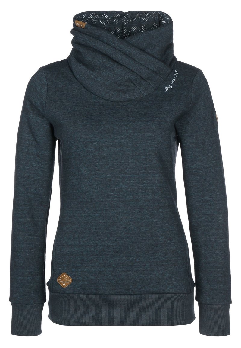 Sweat-shirt bleu foncé à manches longues avec un col haut plié et des poignets et ourlet en côtes, avec de petites étiquettes de marque sur le col et le bas côté.