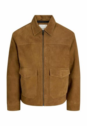 Giacca in camoscio marrone con colletto, zip frontale e due tasche frontali con patta, mostrata su sfondo bianco.