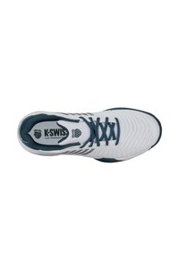 K-Swiss sporta apavi, balts siets virsējais slānis ar tumši zaļiem akcentiem, strukturēta zole un kontrastējošas tumši zaļas šņorītes. Tiesneša veiktspējas dizains.