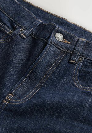 Jeans din denim albastru închis cu închidere tradițională cu buton, cusături portocalii contrastante și design cu cinci buzunare, având o textură netedă.