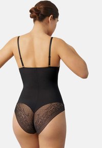 Shapewear negro con tirantes ajustables, con una tela suave y detalles de encaje en la parte posterior, realzando la silueta.