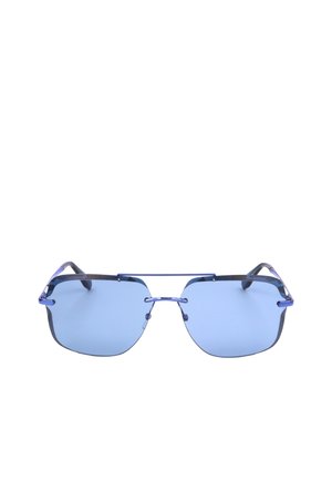 Occhiali da sole senza montatura con lenti angolari azzurro chiaro e sottili aste e ponte in metallo blu, mostrati su sfondo bianco.