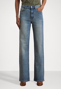 Aukštos juosmens plačios kojų džinsai šviesiai mėlyno džinsinio audinio. Su klasikinėmis kišenėmis ir subtiliu blukimo efektu. Tiesus kirpimas nuo klubų iki kulkšnies.