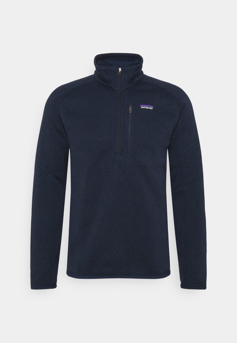 Mørkeblå fleece-pullover med høj krave, halvloft-lukning og et lille logo på venstre bryst. Blød tekstur, tætsiddende ærmer.