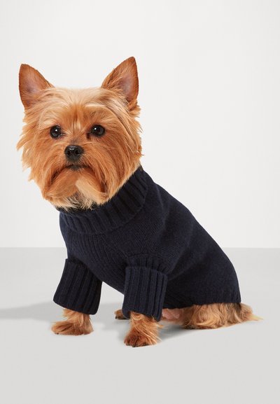 Jersey de perro de punto en un oscuro tono navy, con un alto cuello acanalado y puños enrollados. La tela parece suave y con textura, adecuada para climas más frescos.