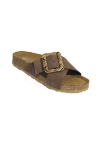 Sandale à glissière en suede marron avec des sangles entrecroisées, semelle en liège et une boucle texturée avec un motif en serpent. Semelle extérieure en caoutchouc pour une traction.