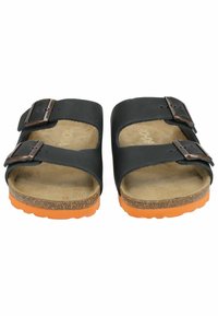 Sandali in pelle nera con due fibbie, letto in sughero e sottopiede beige texturizzato, dotati di una suola in gomma arancione brillante.