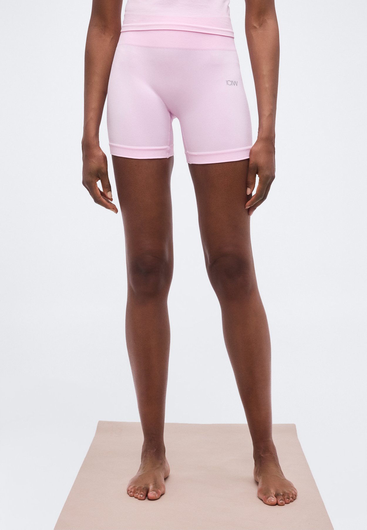 SMOOTH SEAMLESS MIDI SHORTS