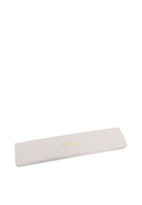 Caja rectangular blanca con texto en dorado "amor" centrado en la tapa, colocada sobre un fondo blanco.