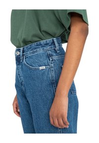 Jeans in denim blu a vita alta, con una vita aderente, gamba dritta e design a cinque tasche. Presenta un'etichetta logo visibile sulla tasca anteriore.