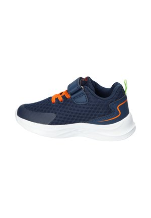 Sportowy but z siateczki w granatowym kolorze z pomarańczowymi sznurowadłami, granatowym paskiem, białą podeszwą i zielonym uchwytem na pięcie, pokazany z boku na białym tle.