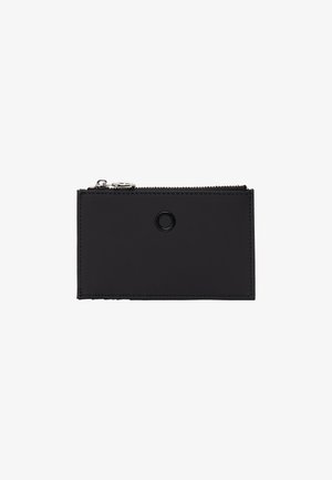 Portafoglio in pelle nera con un design rettangolare slim, caratterizzato da una texture liscia, una chiusura con zip e un piccolo accento circolare.