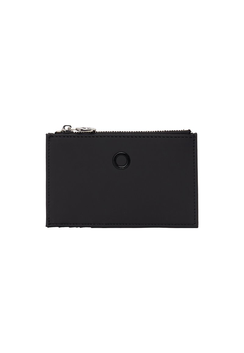 Cartera de cuero negra con un diseño rectangular delgado, que presenta una textura suave, un cierre con cremallera y un pequeño acento circular.