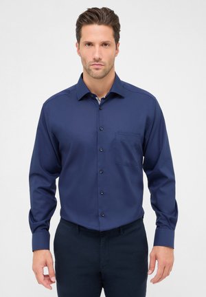 Navyblaues Langarmhemd aus glattem Stoff mit knöpfbarem Frontverschluss, einer einzelnen Brusttasche und strukturiertem Kragen.