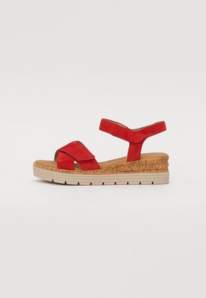 Rode suède wedge sandalen met gekruiste banden, verstelbare enkelbandjes en een gestructureerde kurken basis. Lichtgewicht met een rubberen zool voor grip.