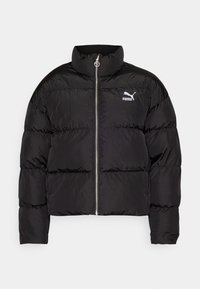 Svart hettepuffjakke med høy krage, full glidelås og horisontal søm. Har en hvit Puma-logo på venstre bryst.