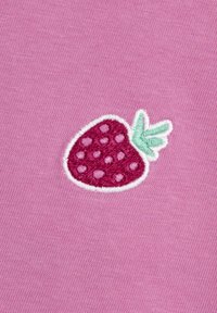 Tela rosa con un diseño de fresa bordado; la fresa es de un rojo intenso con acentos verdes y contornos blancos, presentando semillas texturizadas.