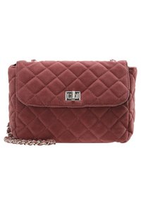 Borsa a mano in velluto rosa scuro imbottito con chiusura a serratura girevole in argento e tracolla a catena, rettangolare con chiusura a patta arrotondata.