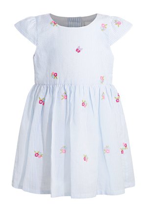 Lyseblå stribet kjole med korte capærmer, samlet skørt og blomsterbroderi med pink og grønne accenter gennem hele kjolen. Lavet af bomuldsstof.