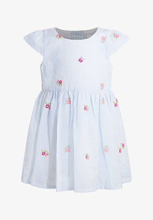 Jasnoniebieska sukienka w paski z krótkimi rękawami typu "cap", marszczonym dołem i haftem w kwiaty w różowych i zielonych akcentach. Wykonana z bawełny.