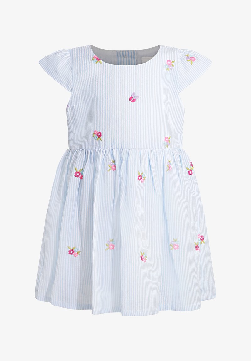 Vestido de rayas azul claro con mangas cortas tipo manga de murciélago, falda fruncida y bordados florales en tonos rosas y verdes. Material de algodón.