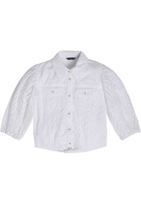 Biała szydełkowana koszula na guziki z wydm puffowanymi rękawami sięgającymi do łokcia oraz dwiema kieszeniami na piersi na jednolitym tle.