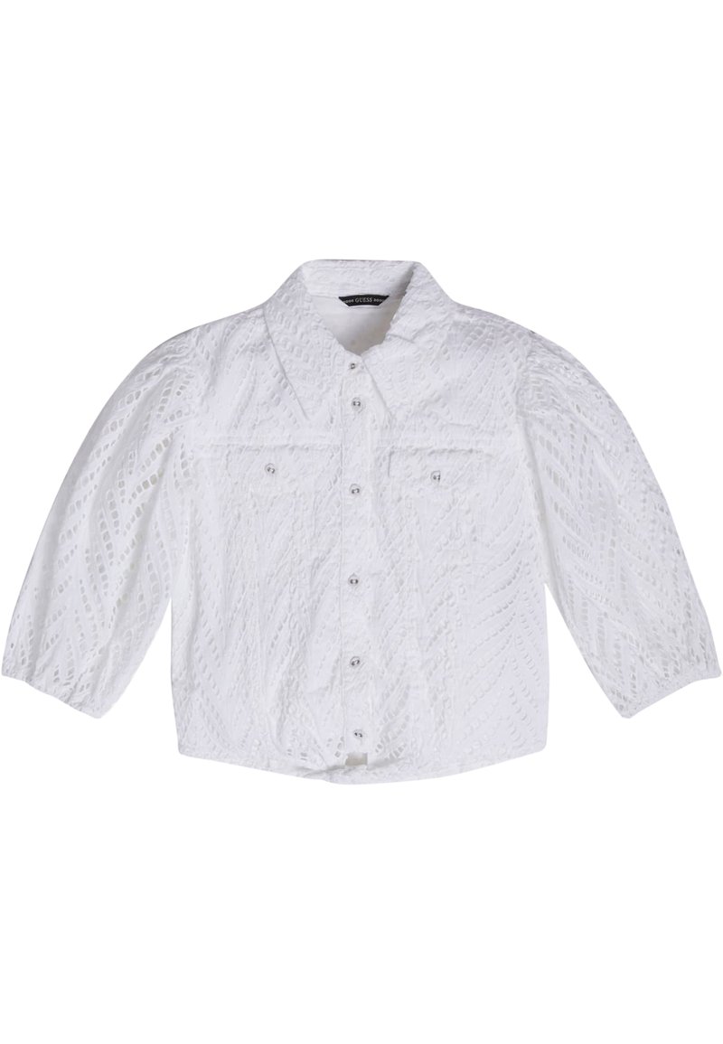 Biała szydełkowana koszula na guziki z wydm puffowanymi rękawami sięgającymi do łokcia oraz dwiema kieszeniami na piersi na jednolitym tle.