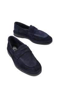 Para granatowych zamszowych loafersów z czarnymi gumowymi podeszwami, szczegółami w szyciu oraz paskiem penny na górze.