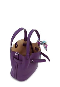 Paarse leren emmer tas met een gladde textuur, dubbele handgrepen en een sjaalaccessoire in levendige patronen. Interieur is beige.