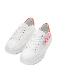 Sneakers bianchi in pelle con suola in gomma testurizzata, dotati di lacci e un motivo floreale rosa di lato. Dettagli in pesca.