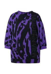 Fioletowy sweter z czarnym, abstrakcyjnym nadrukiem w panterkę, z napisem „MODERN VIEW” w kolorze srebrnym oraz rękawami o długości 3/4.