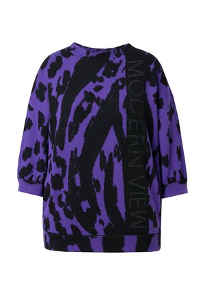 Paarse trui met een zwarte abstracte luipaardprint, met een tekstgrafiek met de tekst "MODERN VIEW" in zilver, en driekwartmouwen.
