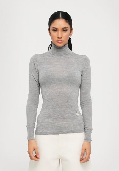 Grauer Rollkragenpullover aus leichtem, enganliegendem Material, mit langen Ärmeln und einem dezenten Logo-Detail am Saum.