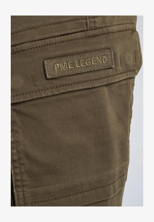 Khakifarbene Cargo-Hose aus strukturiertem Stoff mit einem auffälligen, genähten Etikett mit der Aufschrift "PME LEGEND", dezenten Taschen und einer ordentlichen Nahtdetails.