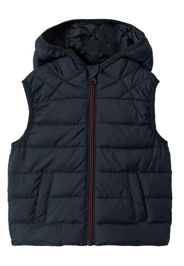 Mörkblå vadderad väst med huva, framdragkedja och två sidofickor; har en quiltad design och en mjuk textur.