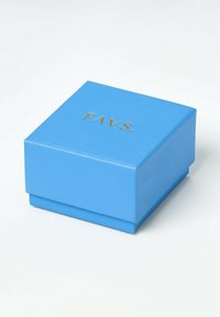 Quadratische, blaue Pappschachtel mit glatter Oberfläche; hat auf der Oberseite eine goldene Prägung "FAVS.". Wird mit einem bündigen Deckel geschlossen.